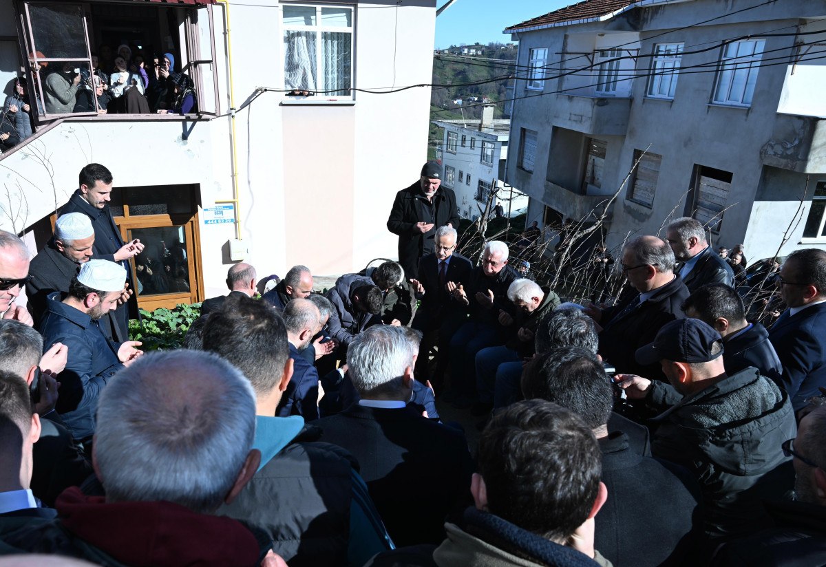 abdulkadir uraloglu rizede oldurulen ptt calisaninin ailesine taziye ziyaretinde bulundu 1 gbvmmgSu