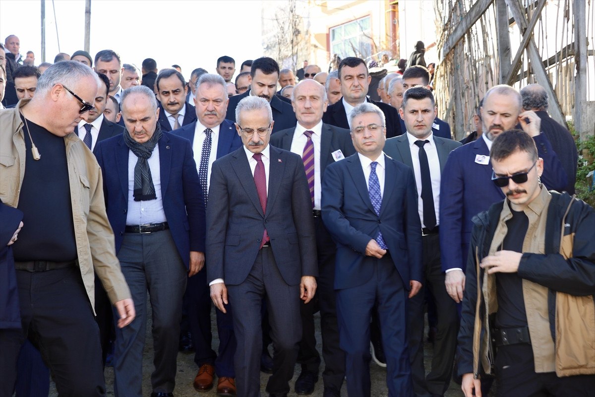 abdulkadir uraloglu rizede oldurulen ptt calisaninin ailesine taziye ziyaretinde bulundu 3