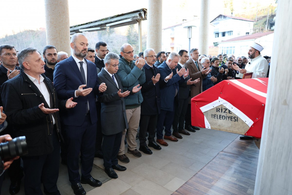 abdulkadir uraloglu rizede silahli saldiriya ugrayan ptt gorevlilerinin cenaze torenine katildi 0 aCWStIFK
