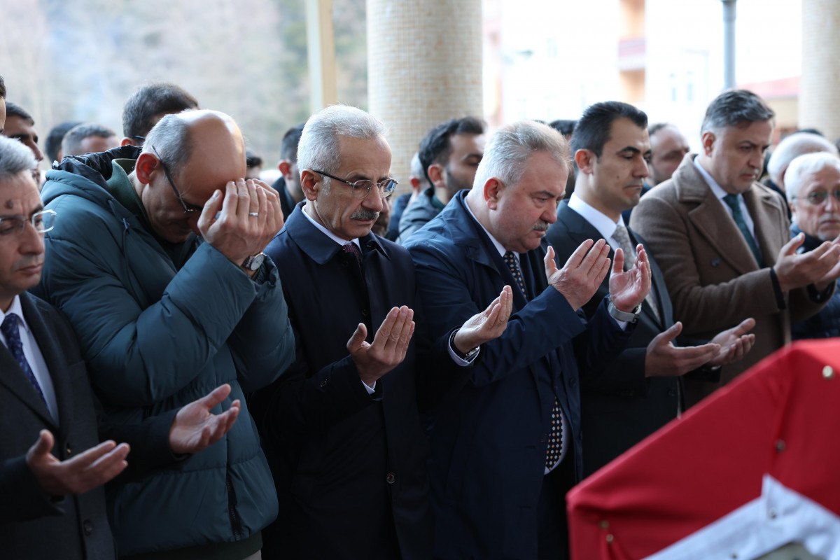 abdulkadir uraloglu rizede silahli saldiriya ugrayan ptt gorevlilerinin cenaze torenine katildi 1 OjZH9YVI
