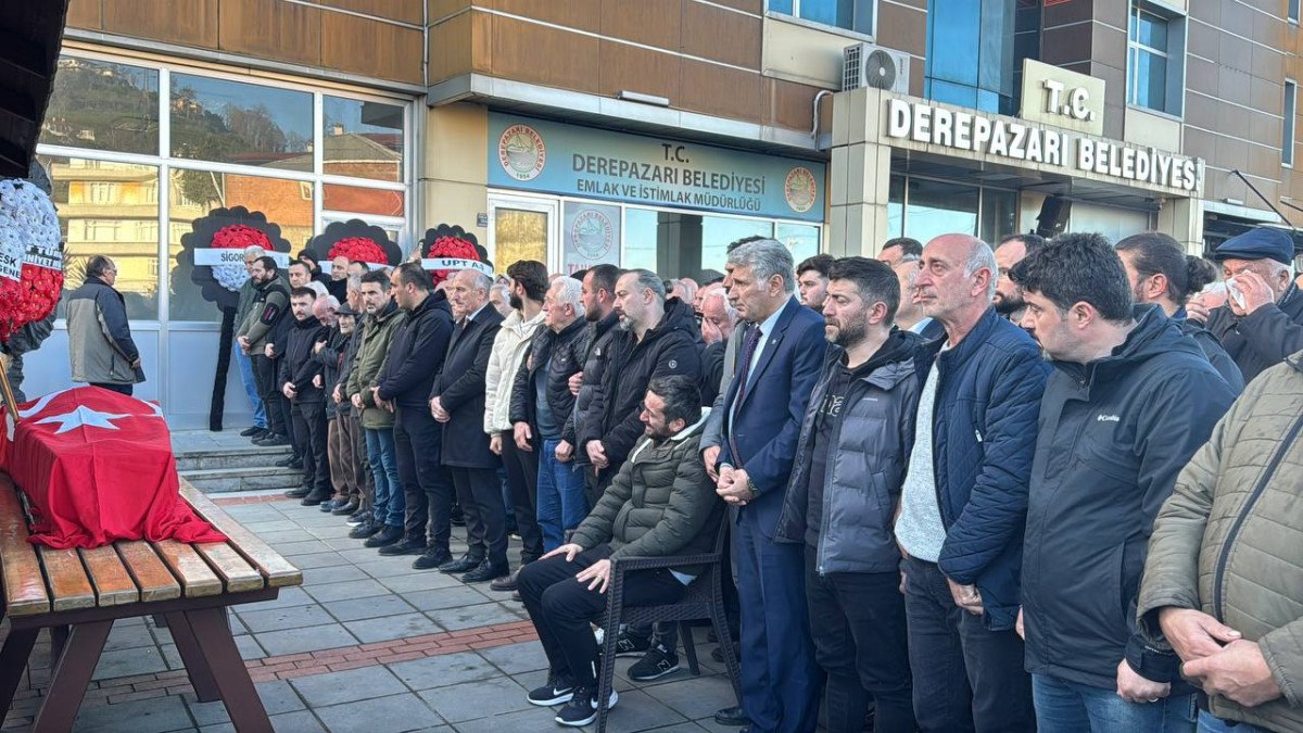 abdulkadir uraloglu rizede silahli saldiriya ugrayan ptt gorevlilerinin cenaze torenine katildi 10 jU1W4Wd9