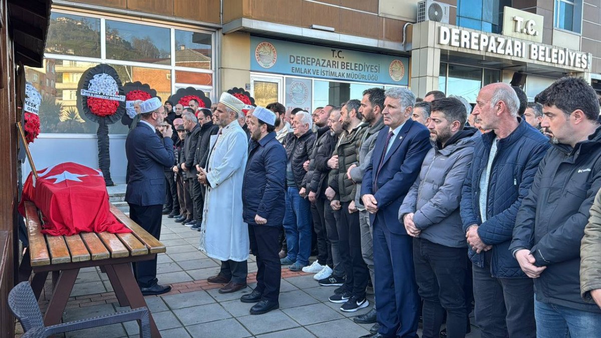 abdulkadir uraloglu rizede silahli saldiriya ugrayan ptt gorevlilerinin cenaze torenine katildi 11 fbpQGUT8