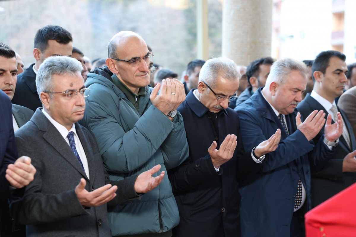 abdulkadir uraloglu rizede silahli saldiriya ugrayan ptt gorevlilerinin cenaze torenine katildi 2 byMYQ81J