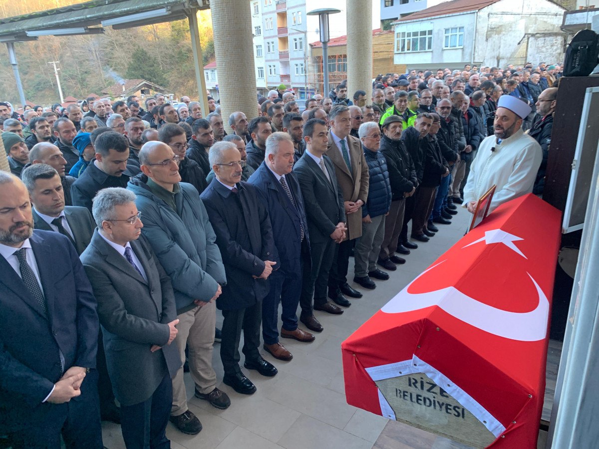 abdulkadir uraloglu rizede silahli saldiriya ugrayan ptt gorevlilerinin cenaze torenine katildi 4 SEN6tpEy