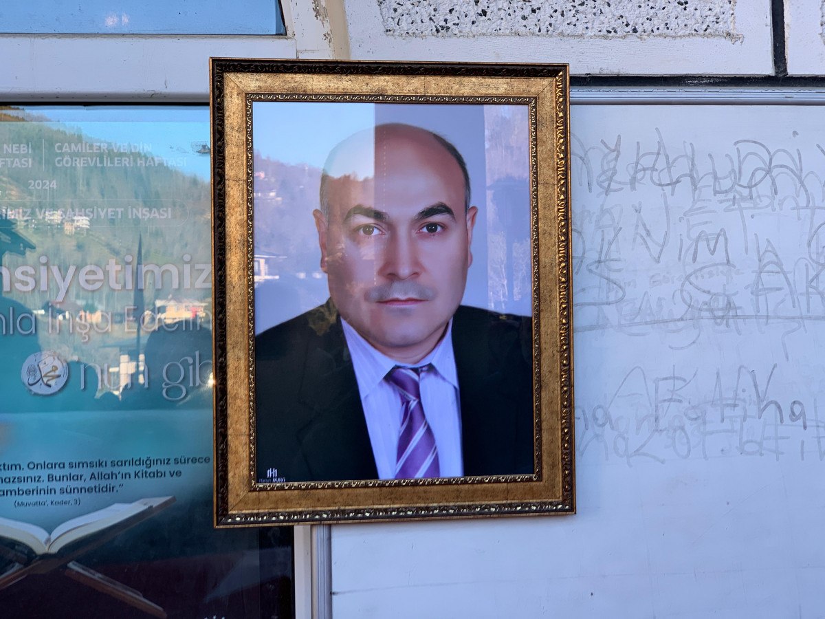 abdulkadir uraloglu rizede silahli saldiriya ugrayan ptt gorevlilerinin cenaze torenine katildi 5 m8YOAFBk
