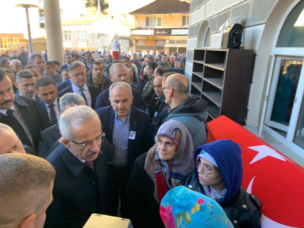 abdulkadir uraloglu rizede silahli saldiriya ugrayan ptt gorevlilerinin cenaze torenine katildi 6 qqI7mPIQ