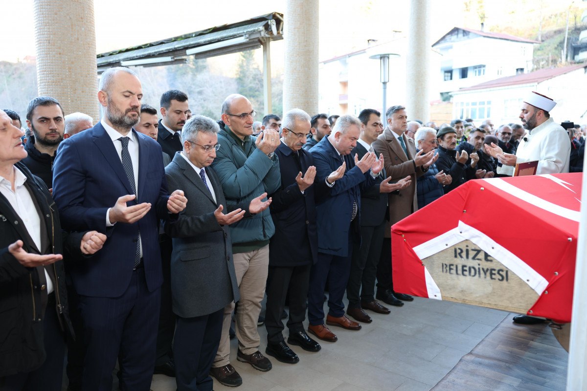 abdulkadir uraloglu rizede silahli saldiriya ugrayan ptt gorevlilerinin cenaze torenine katildi 7 qI5wjbS7