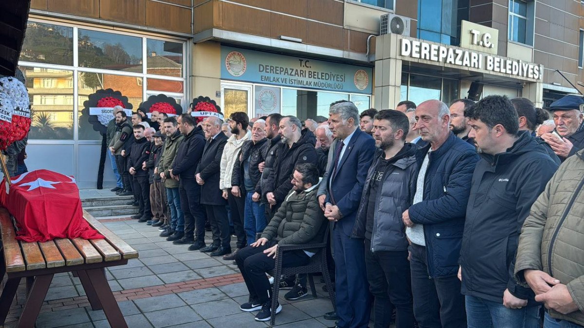 abdulkadir uraloglu rizede silahli saldiriya ugrayan ptt gorevlilerinin cenaze torenine katildi 9