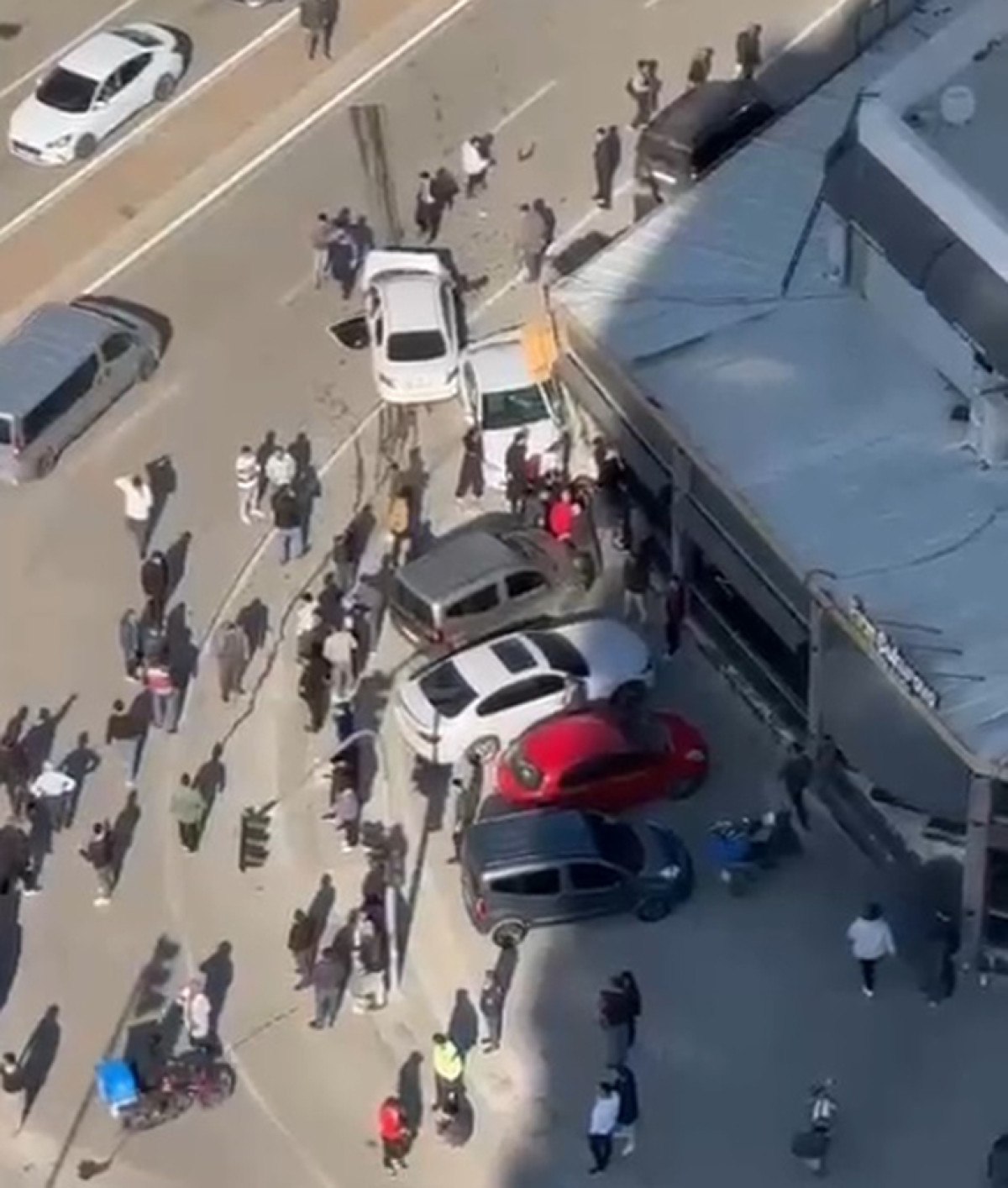 adanada motosikletle carpisan otomobil yayalarin arasina daldi 1 olu 0 MirOMBgb