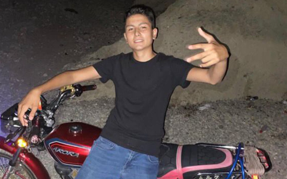 adanada motosikletle carpisan otomobil yayalarin arasina daldi 1 olu 1 9ZtaLbfC
