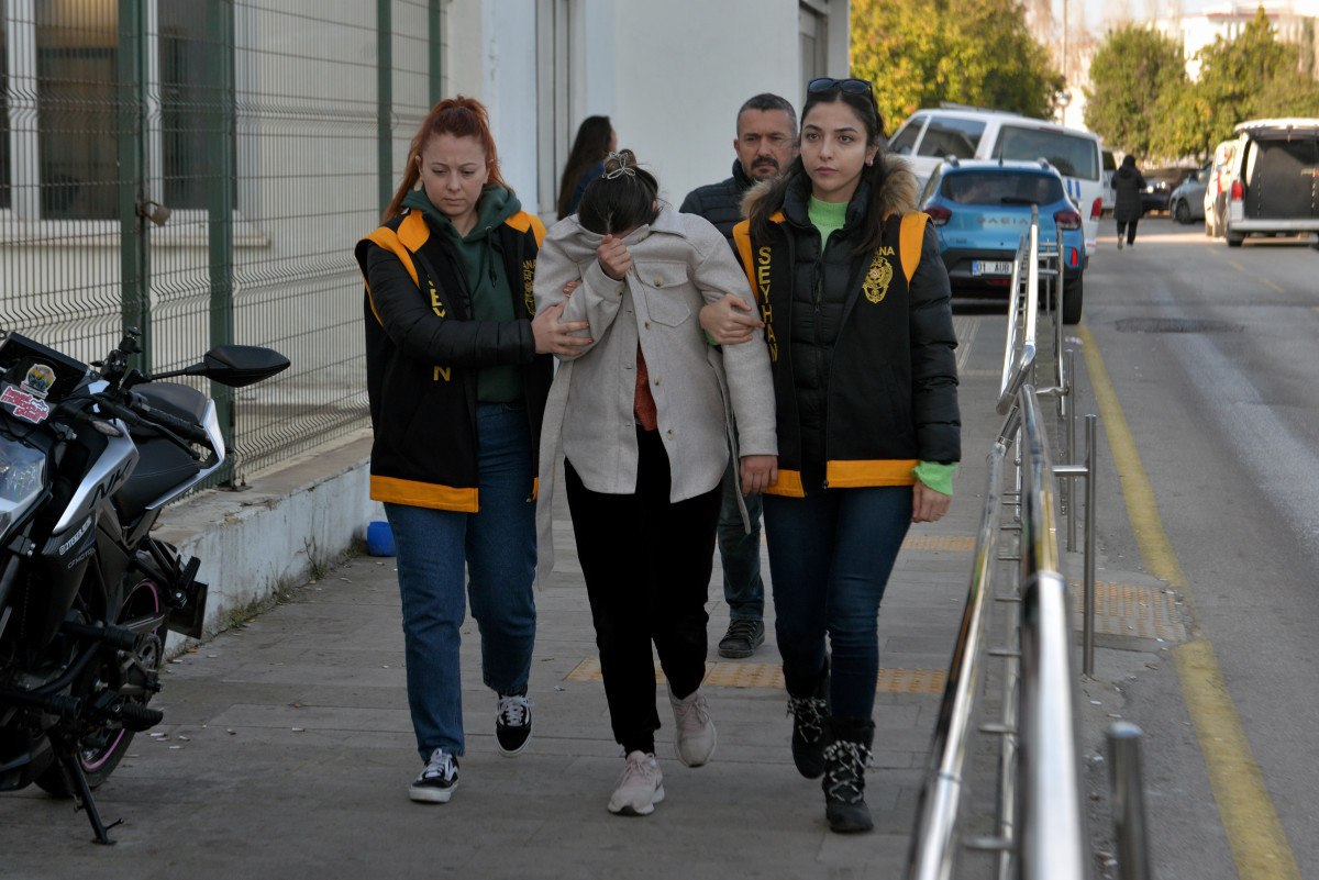 adanada oglunu gostermeyen esinin kolunu isirip boynundan bicakladi 1 fYDXMnke