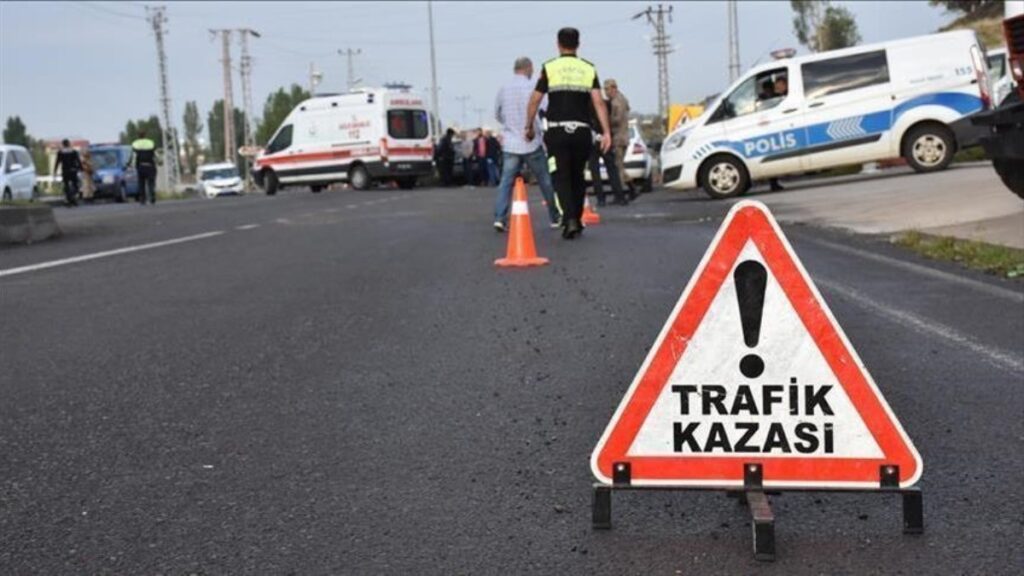 Adıyaman'da yakıt tankeri ile otomobil çarpıştı 3 adiyamanda yakit tankeri ile otomobil carpisti CKSCfWVH