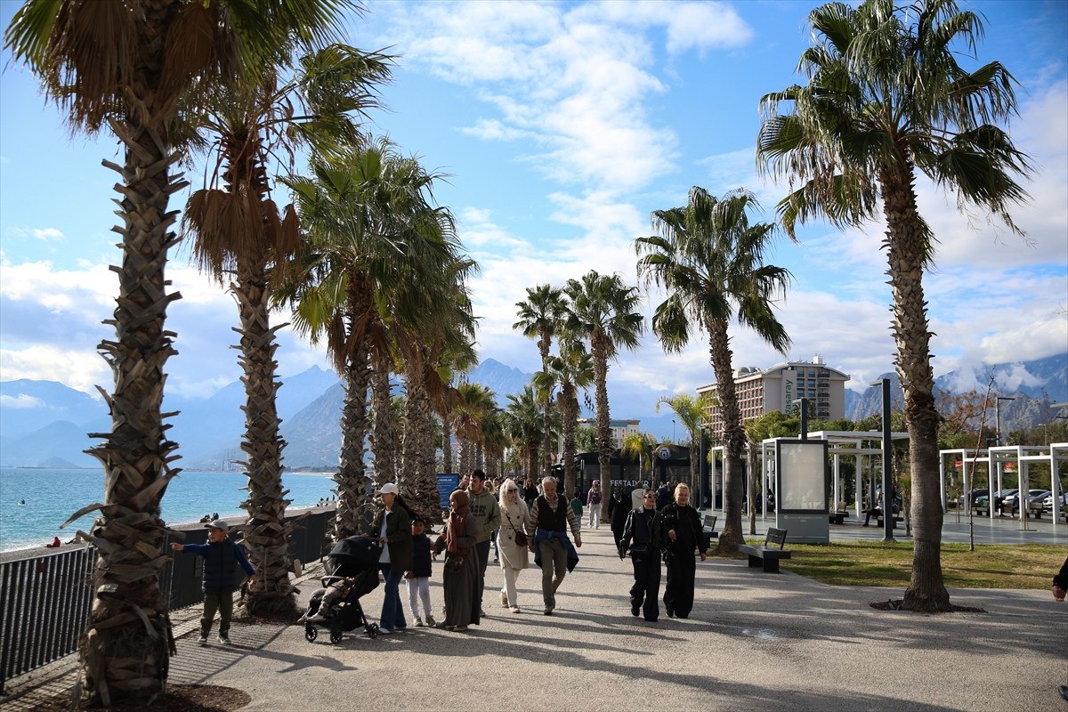 antalya sahilleri yeni yilin ilk haftasinda da dolu 2