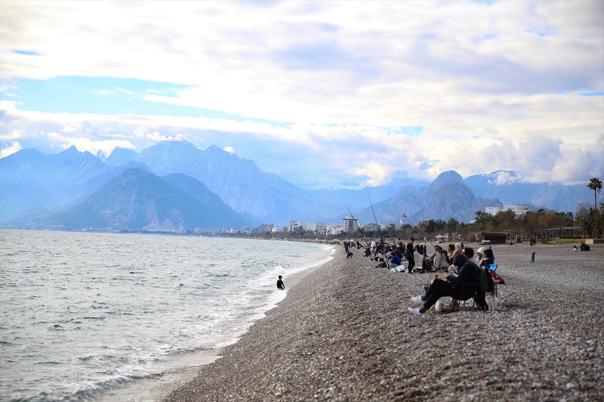 antalya sahilleri yeni yilin ilk haftasinda da dolu 4 uOYSKIgO