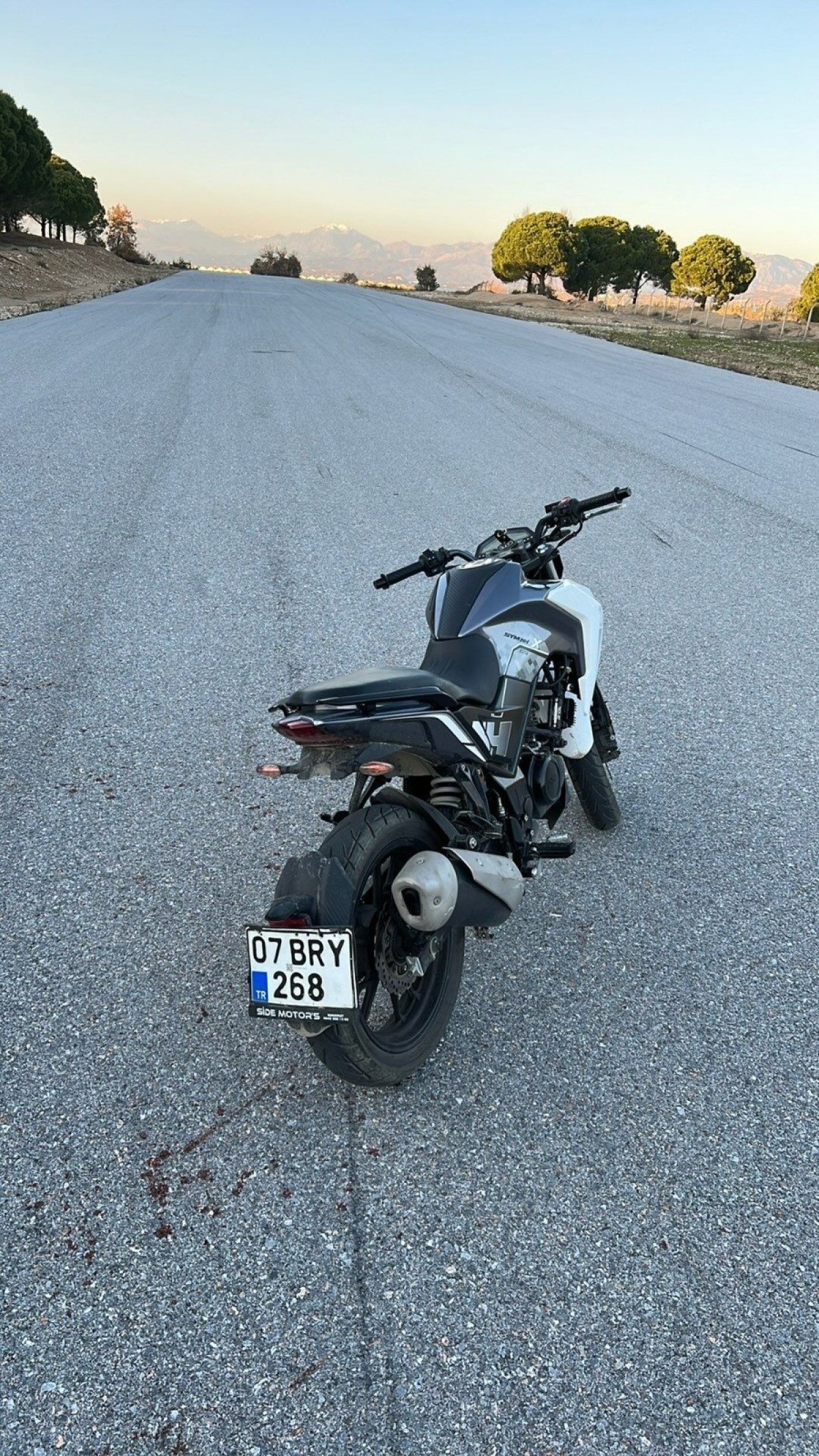 antalyada ucak pistinde motosikletle hiz yapti kaza gecirdi 1 EcB3gfLI