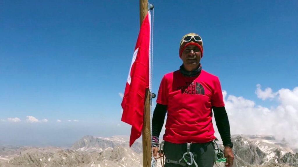Antalya'da yıpranan bayrağı değiştirmek için gittiği dağda can verdi 9 antalyada yipranan bayragi degistirmek icin gittigi dagda can verdi 6GzgiqcT