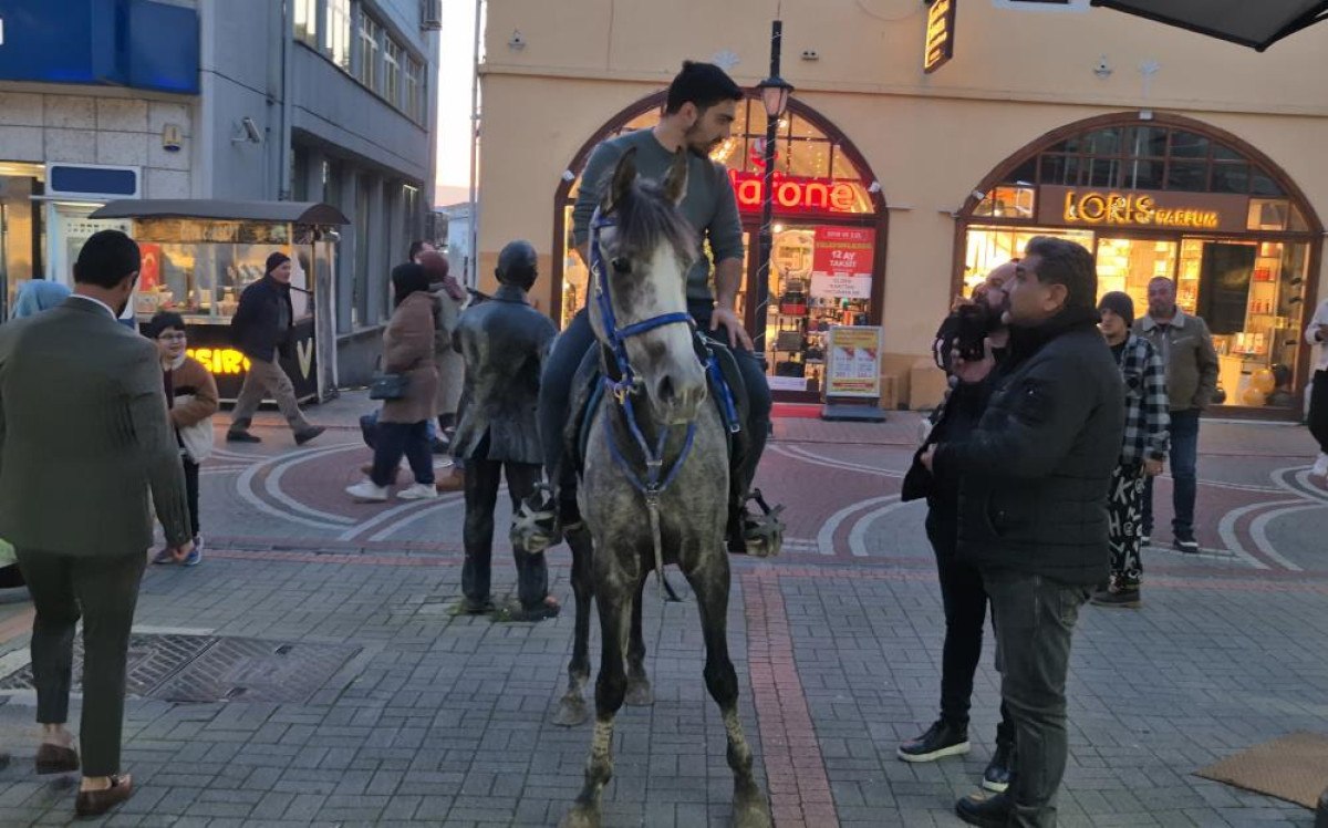 bartinda kalabalik caddeye atla giren sahsa polis engeli 0 HLPAO3h9