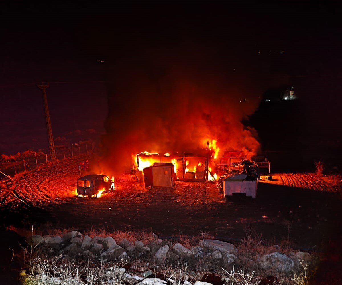 batmanda alev alan baraka ve arac kule dondu 0 CvlHtzHS