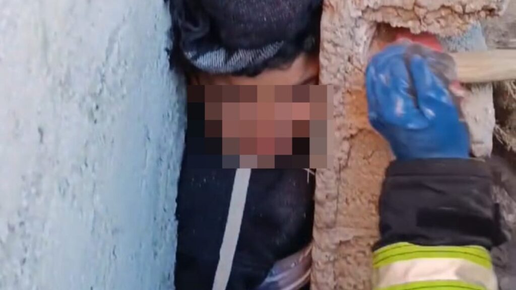 Batman'da saklambaç oynarken girdiği iki duvar arasında sıkıştı 5 batmanda saklambac oynarken girdigi iki duvar arasinda sikisti nMw7yVPt