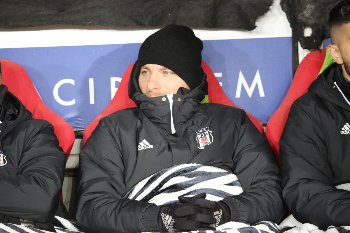 besiktasli oyuncular battaniyeye sarildi 1 3L4mC3h2