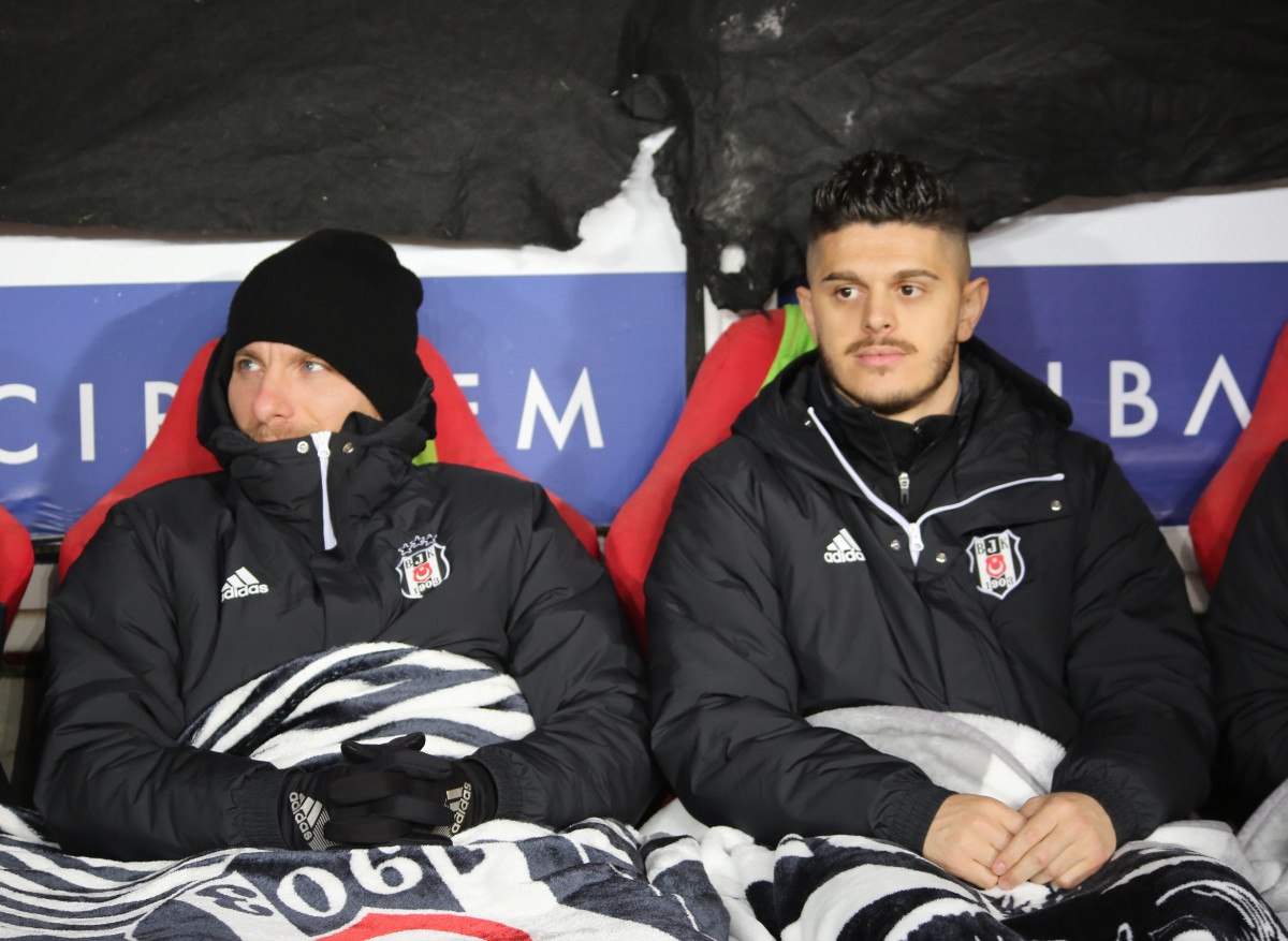 besiktasli oyuncular battaniyeye sarildi 3 9RaTFua1