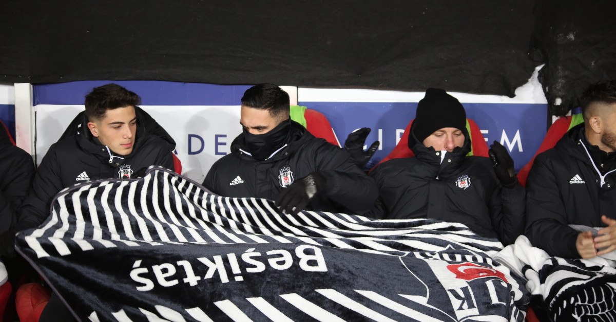 besiktasli oyuncular battaniyeye sarildi 4 hSbRszvr