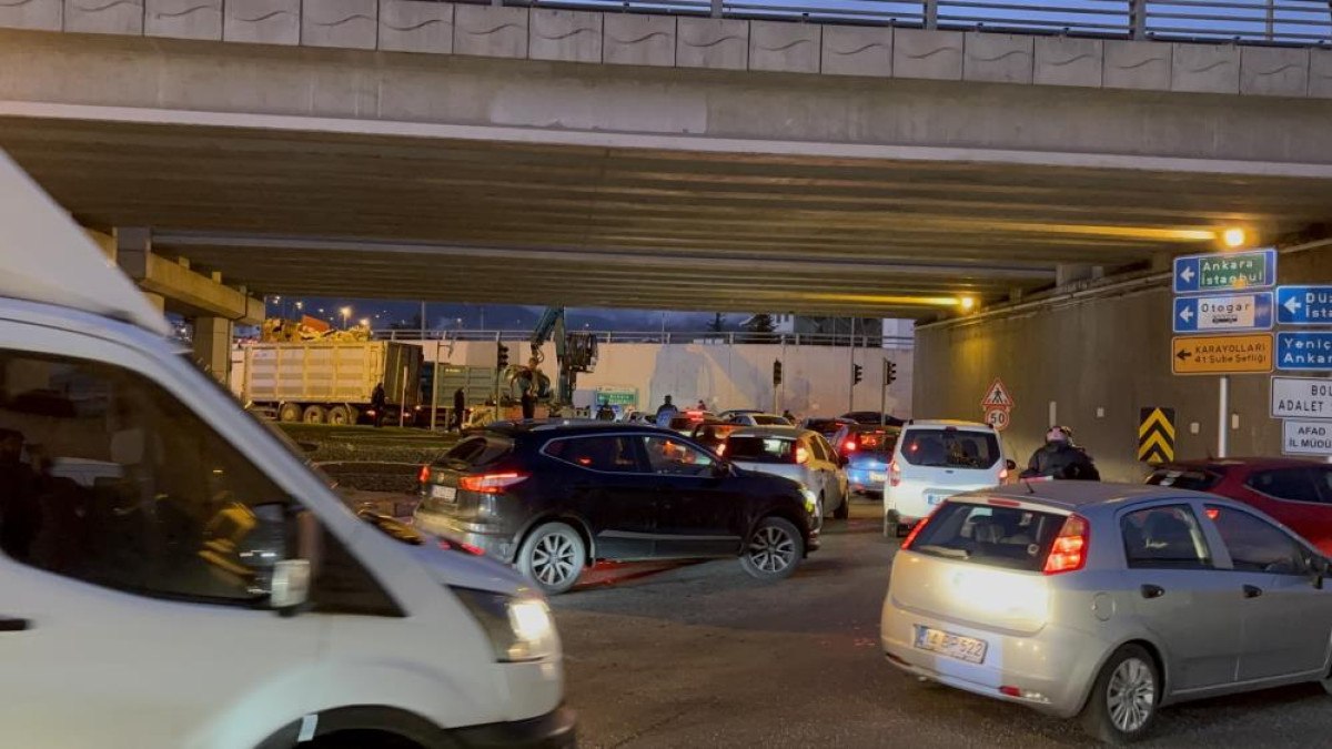 boluda kamyondaki yukler alt gecide takildi trafik kilitlendi 0 62Zq8KGm