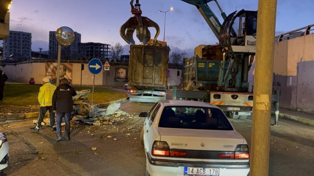 boluda kamyondaki yukler alt gecide takildi trafik kilitlendi 1 uMCVaVFv
