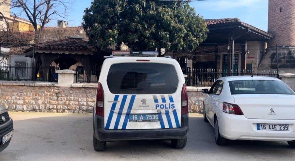 bursada 574 yillik caminin ses sisteminde kullanilan amfiyi caldi 1 CPWUy7i5