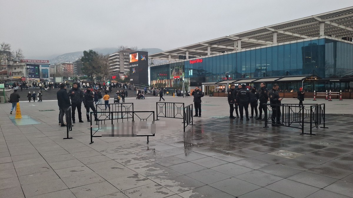 bursada avm onunde amcasini defalarca bicakladi 2 uQjvbqgf