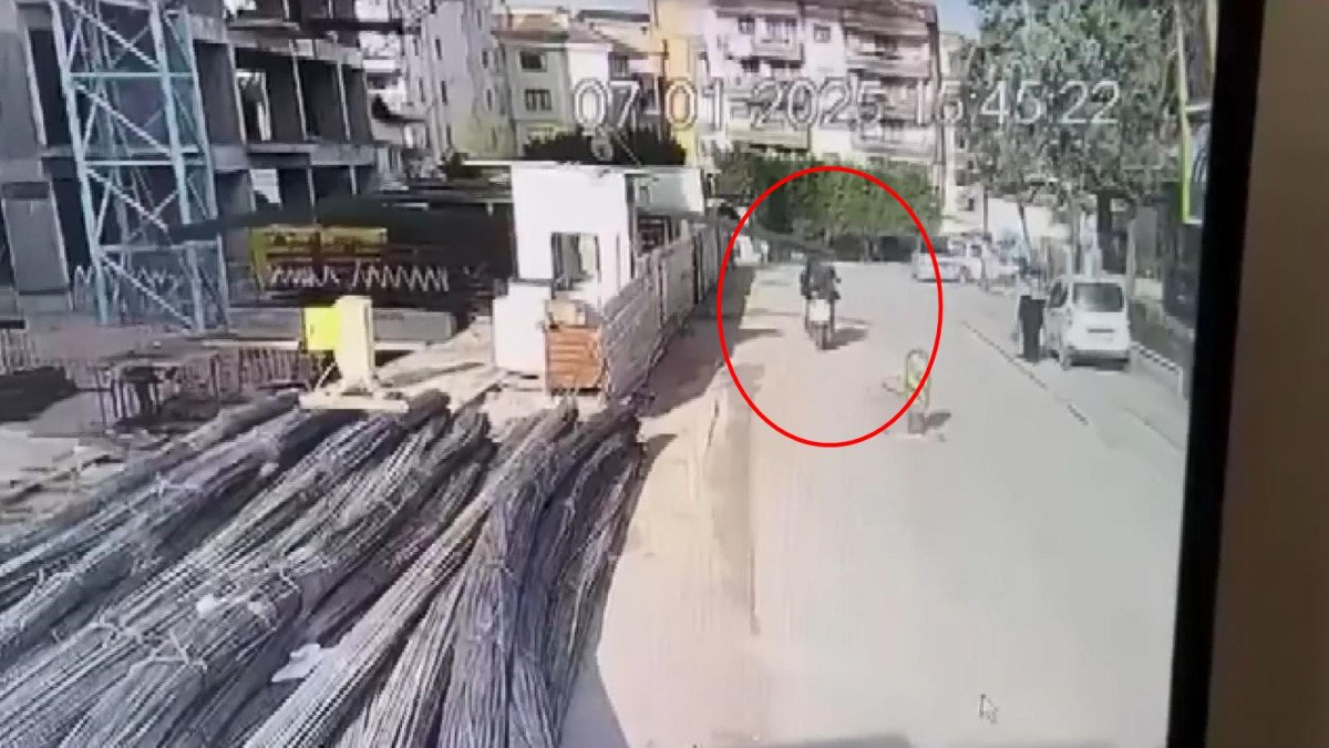 bursada insaattan yola sarkan demir cubuklara basini carpan motokurye yaralandi 0 Z1wBCbgc