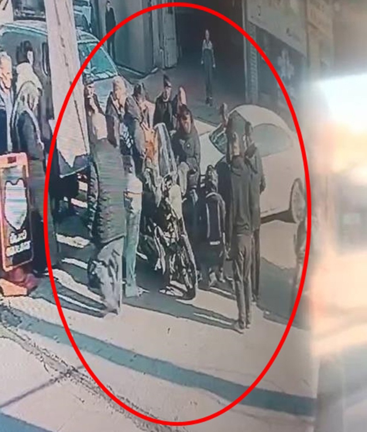 bursada kurye carptigi otomobille devrilen motosikletinin arasinda sikisti 0 U4iIkGuC