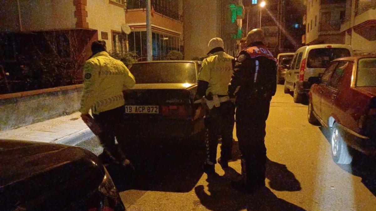 corumda yakalanacagini anlayan sahis otomobilini ve arkadasini birakip kacti 0 yJfvbYpM