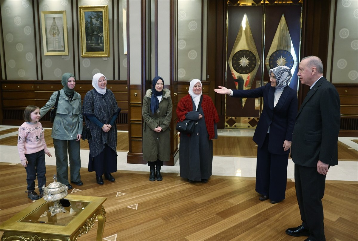 cumhurbaskani erdogan camilerin temizligini yapan sultan bayat ve ailesini kabul etti 0 YWmNKLJi
