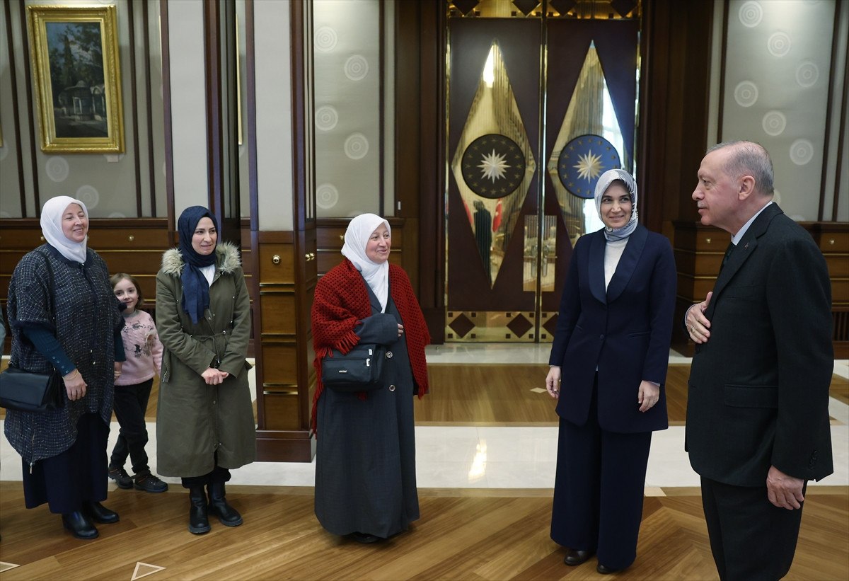 cumhurbaskani erdogan camilerin temizligini yapan sultan bayat ve ailesini kabul etti 1 OlOhm5wt