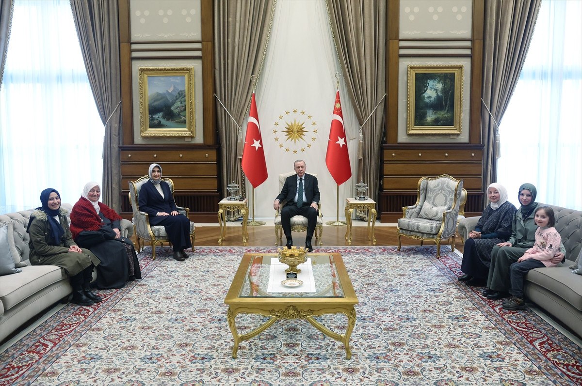 cumhurbaskani erdogan camilerin temizligini yapan sultan bayat ve ailesini kabul etti 2 RqUL3E7m