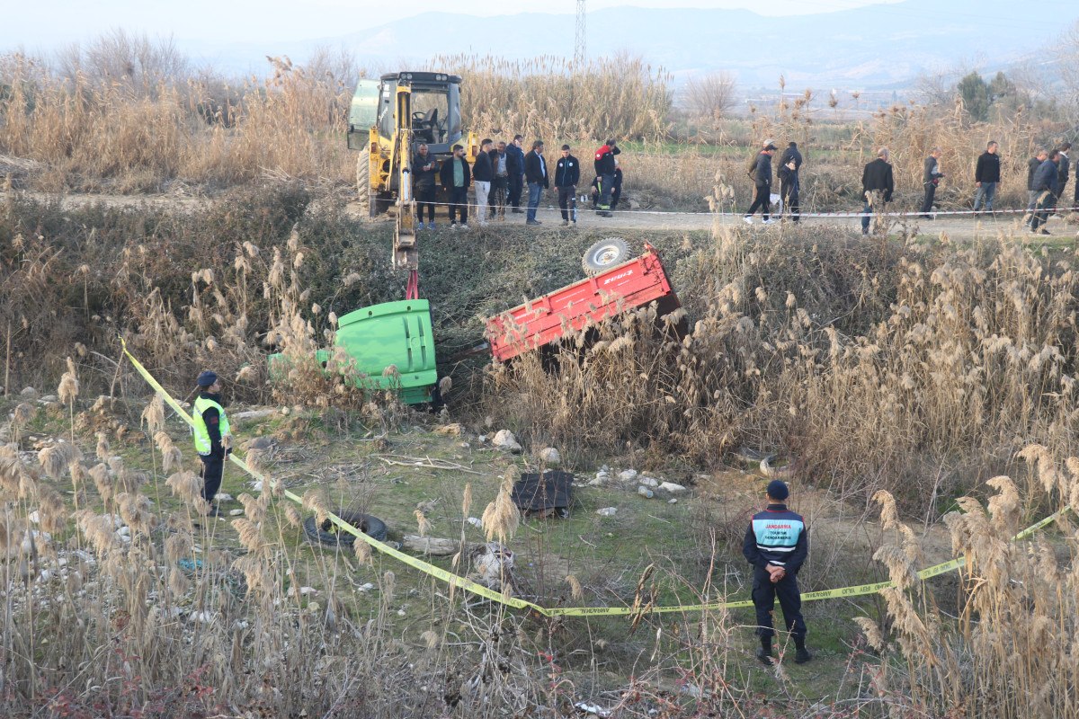 denizlide traktor dere yatagina dustu dede oldu torunu kurtuldu 0 4wdhJ9M3