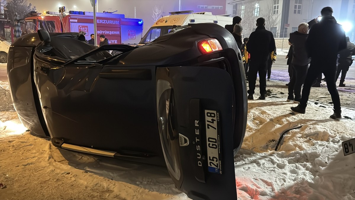 erzurumda aracta sikisan surucuyu polis ve vatandas kurtardi 0 ZQyAh14b