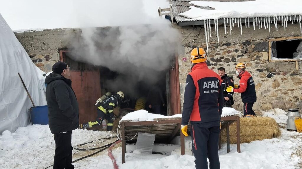 Erzurum'da korkutan ahır yangını 8 erzurumda korkutan ahir yangini AGHIJQDN