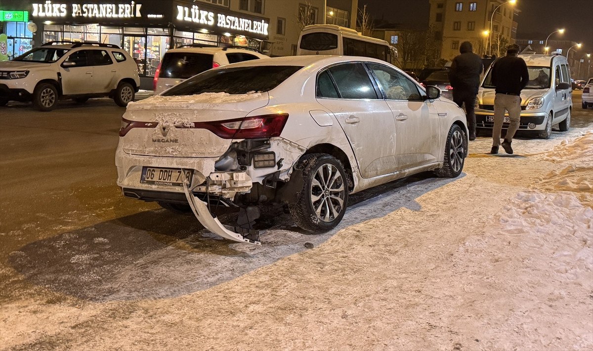 erzurumda zincirleme kazada 4 kisi yaralandi 0 tPeXqEQ4