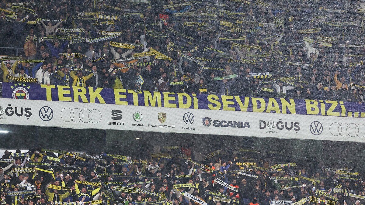 fenerbahce taraftarindan tepki ali koc istifa 0