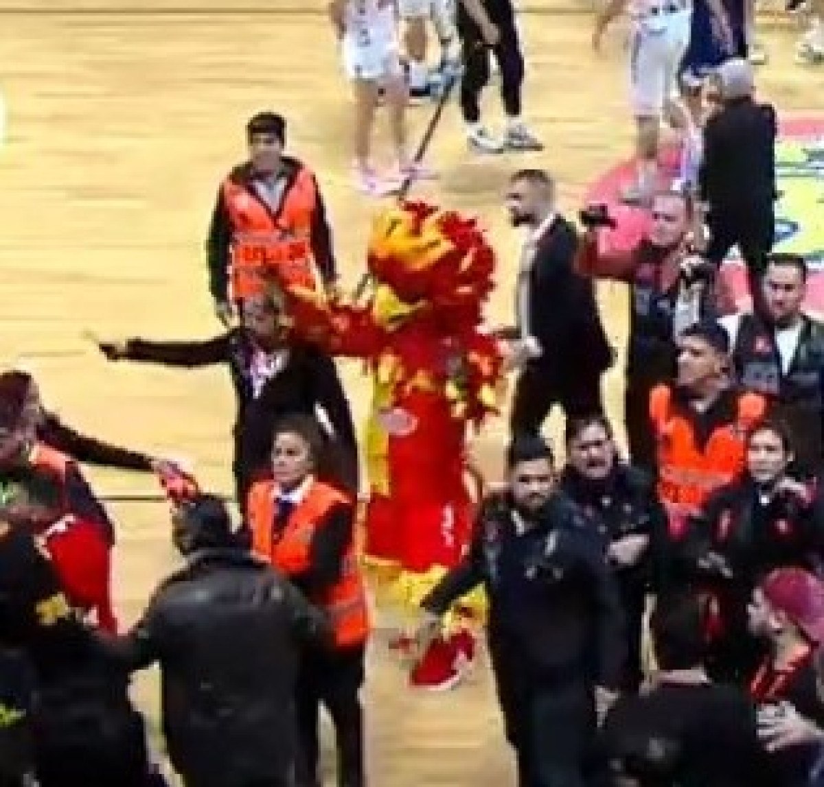 goztepenin maskotu ilk macta karakolluk oldu 3 ZOyXCEvv