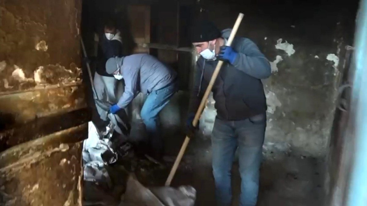 ispartada kedi cesediyle yasadigi cop evden kurtarildi 0 27g9J2Ki