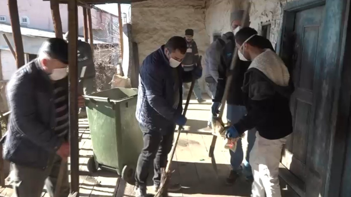 ispartada kedi cesediyle yasadigi cop evden kurtarildi 1 3JEJiQ3X