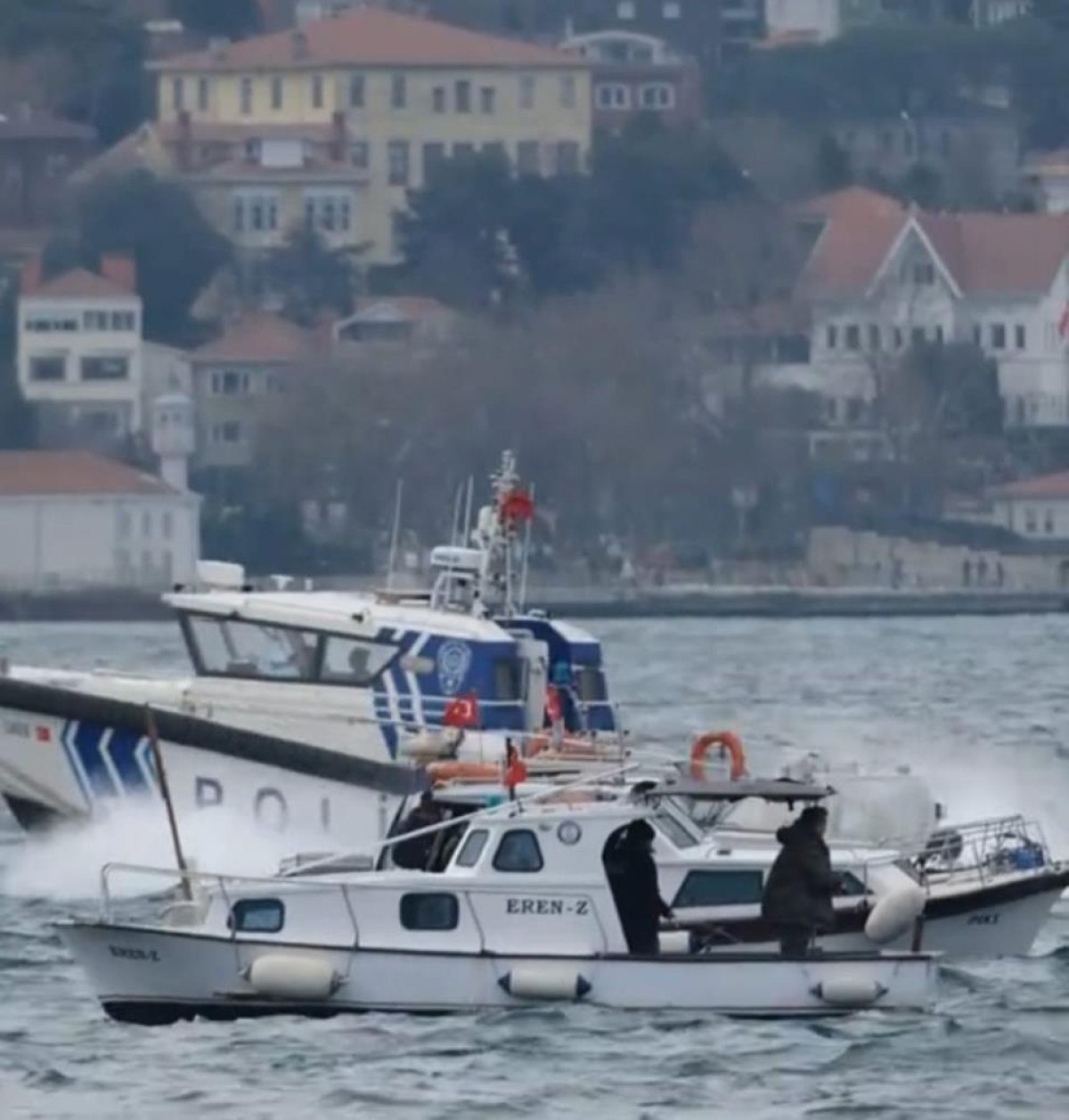 istanbul bogazinda dalga nedeniyle denize dusen balikci kurtarildi 0