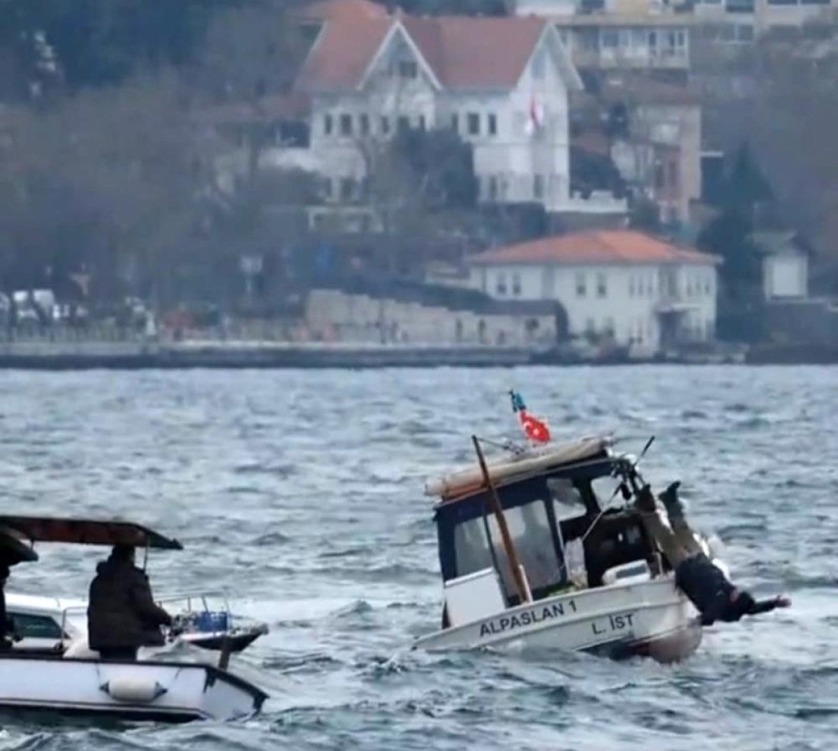 istanbul bogazinda dalga nedeniyle denize dusen balikci kurtarildi 1 inh3TyUi