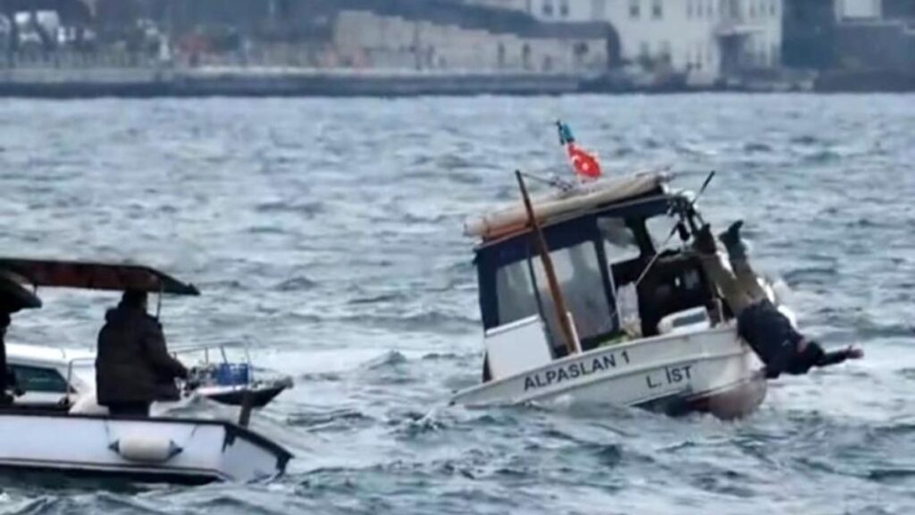 İstanbul Boğazı'nda dalga nedeniyle denize düşen balıkçı kurtarıldı 7 istanbul bogazinda dalga nedeniyle denize dusen balikci kurtarildi eJKbK9iw