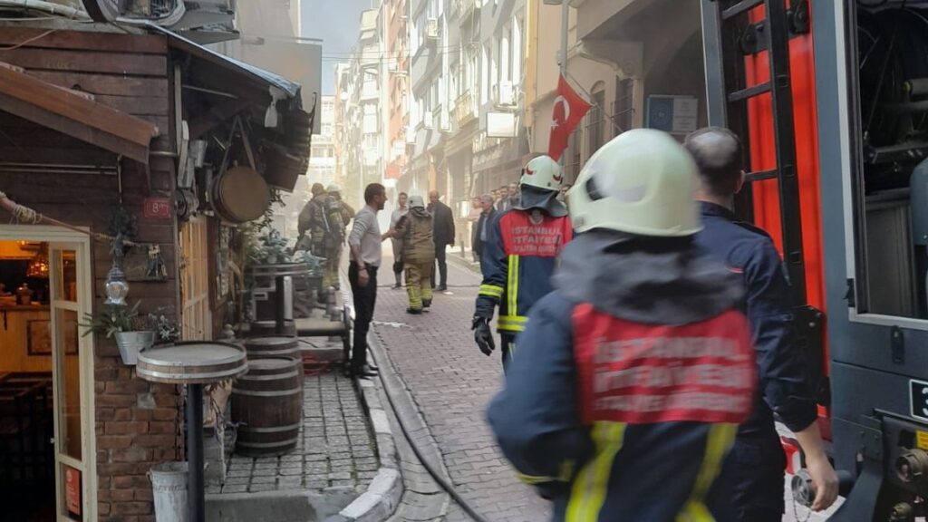 İstanbul'da bir iş yerinde yangın 4 istanbulda bir is yerinde yangin C9P6IJrr