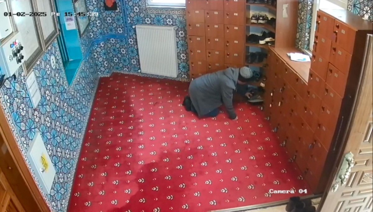 istanbulda camide ayakkabi hirsizligi 2 2UHQGSH2
