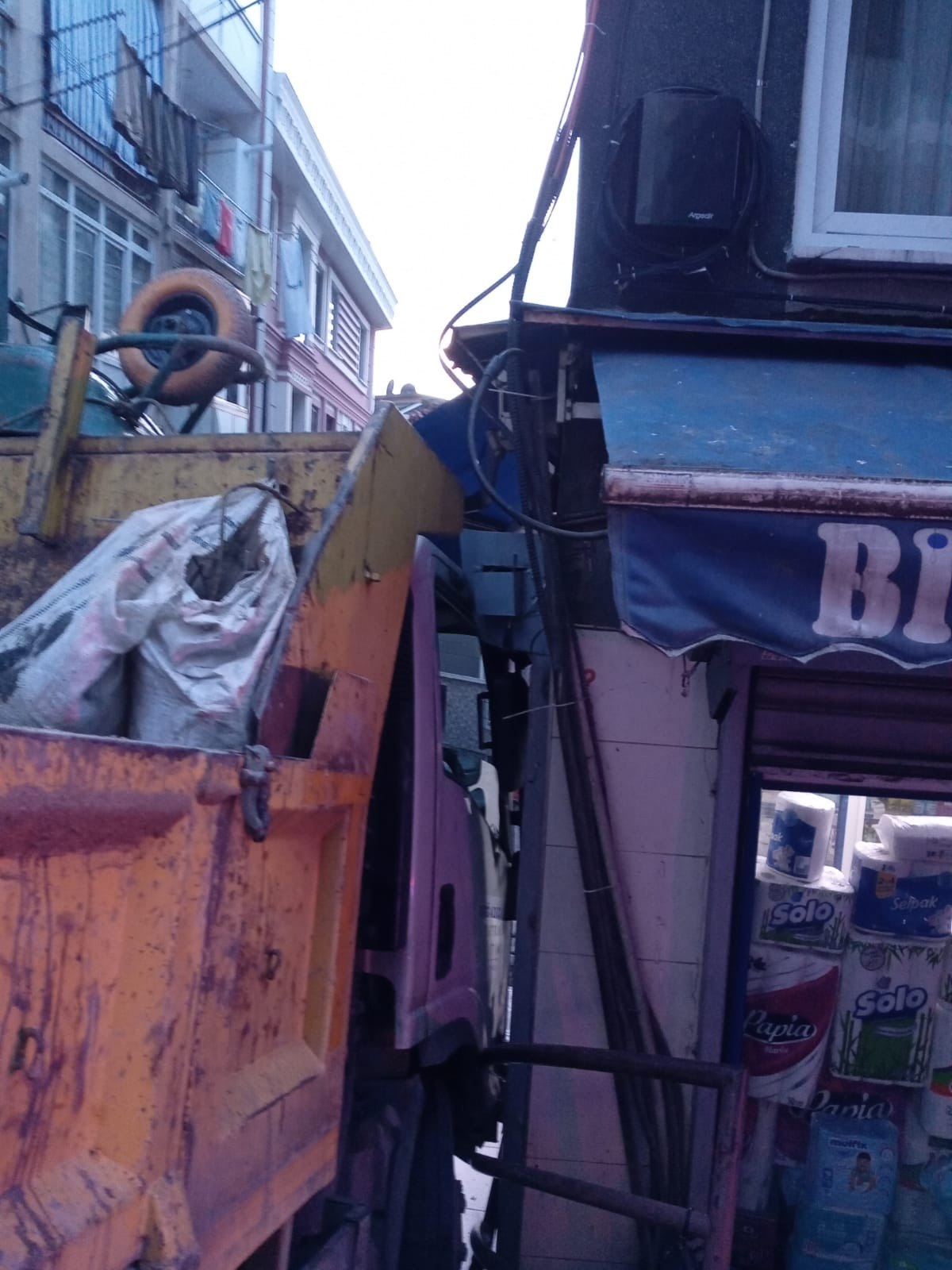 istanbulda marketine kamyonet carpan esnaf bana gecmis olsun 0 7RzZXwDc